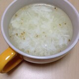 卵の白身の白い中華スープ